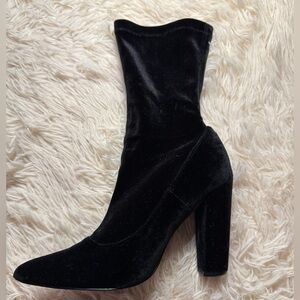 Extremely gorgeous Black Velvet Women's Boots